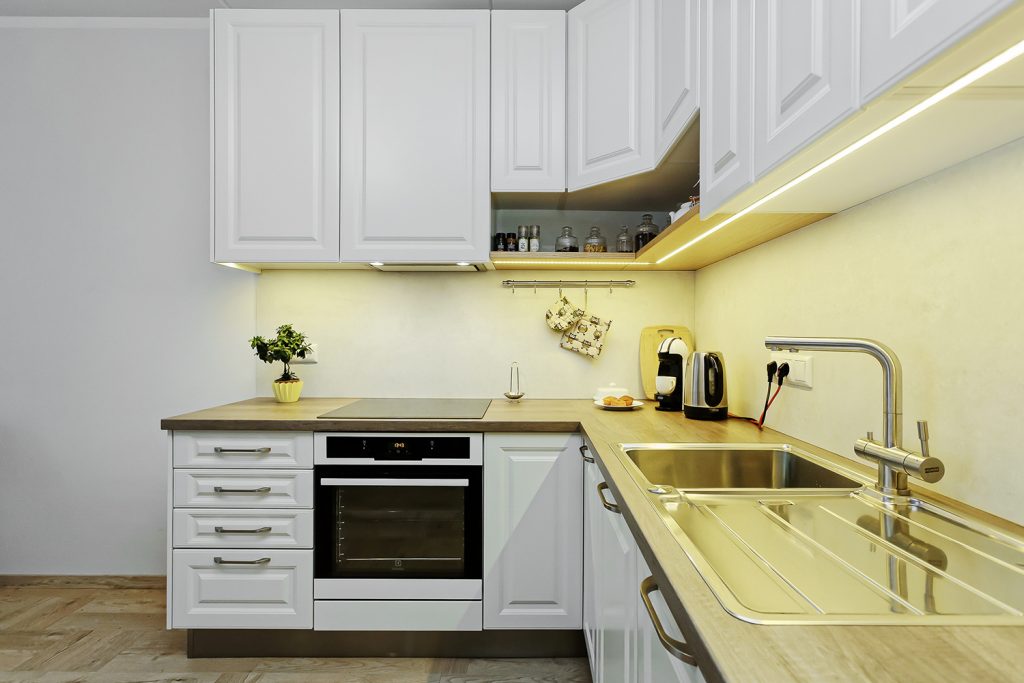 Balta virtuve ar klasiskā stila fasādēm