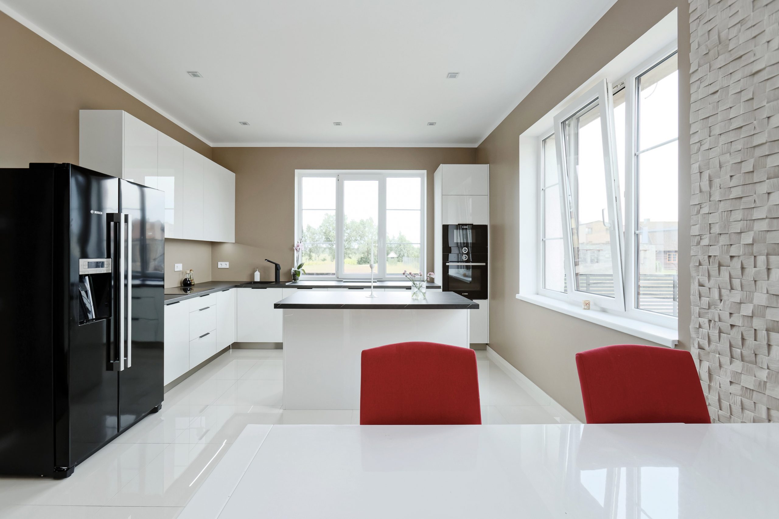 Kitchen with white Niemann facades