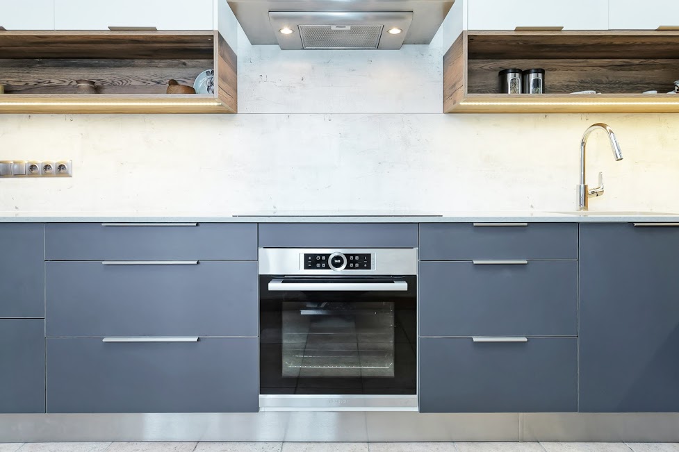Кухонная мебель с серыми фасадами