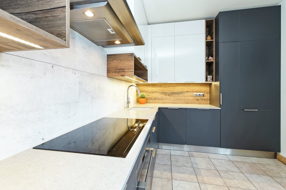 Кухонная мебель с серыми фасадами и стеновой панелью