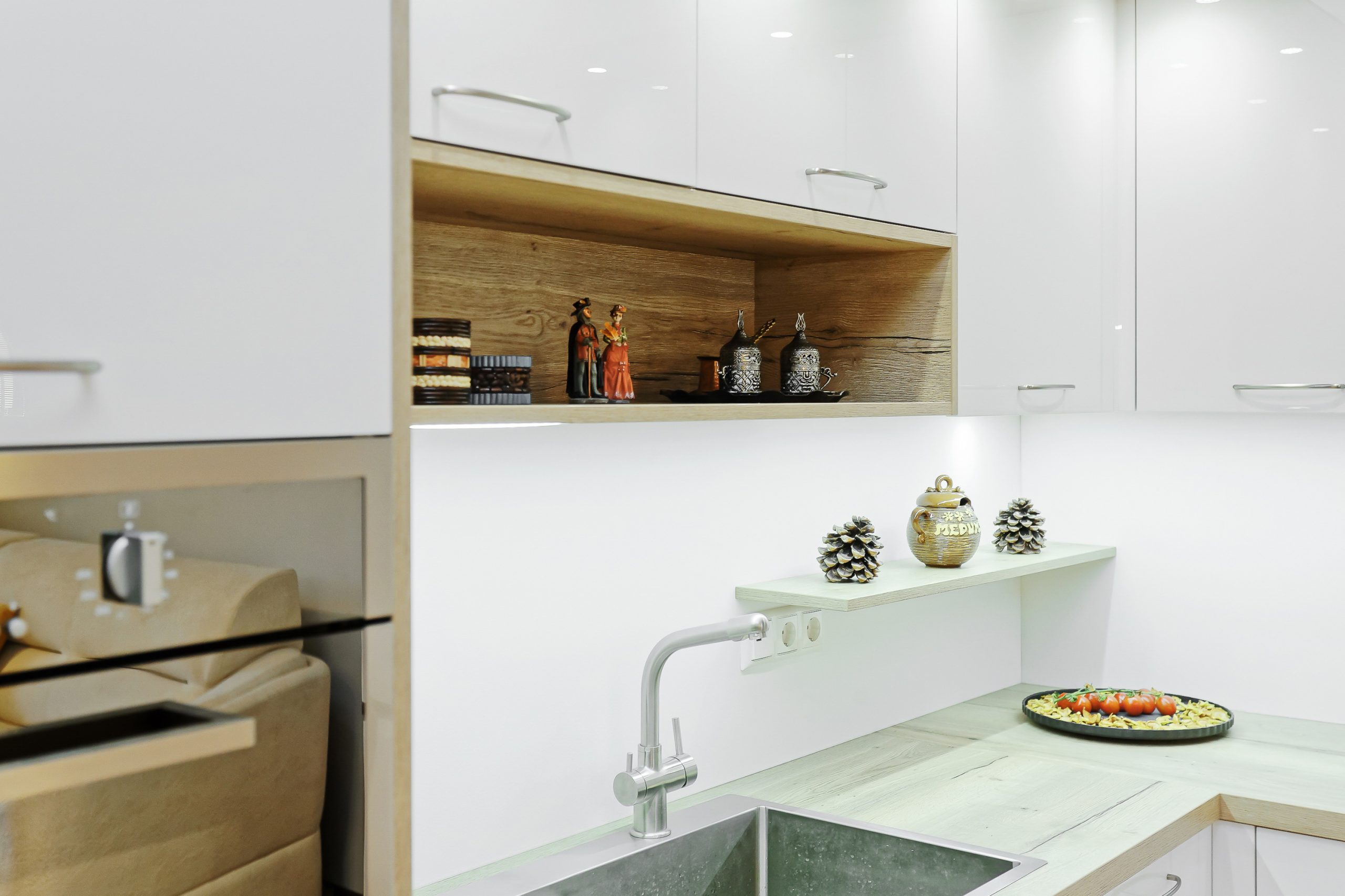 Compact kitchen design with integrated kitchen sink