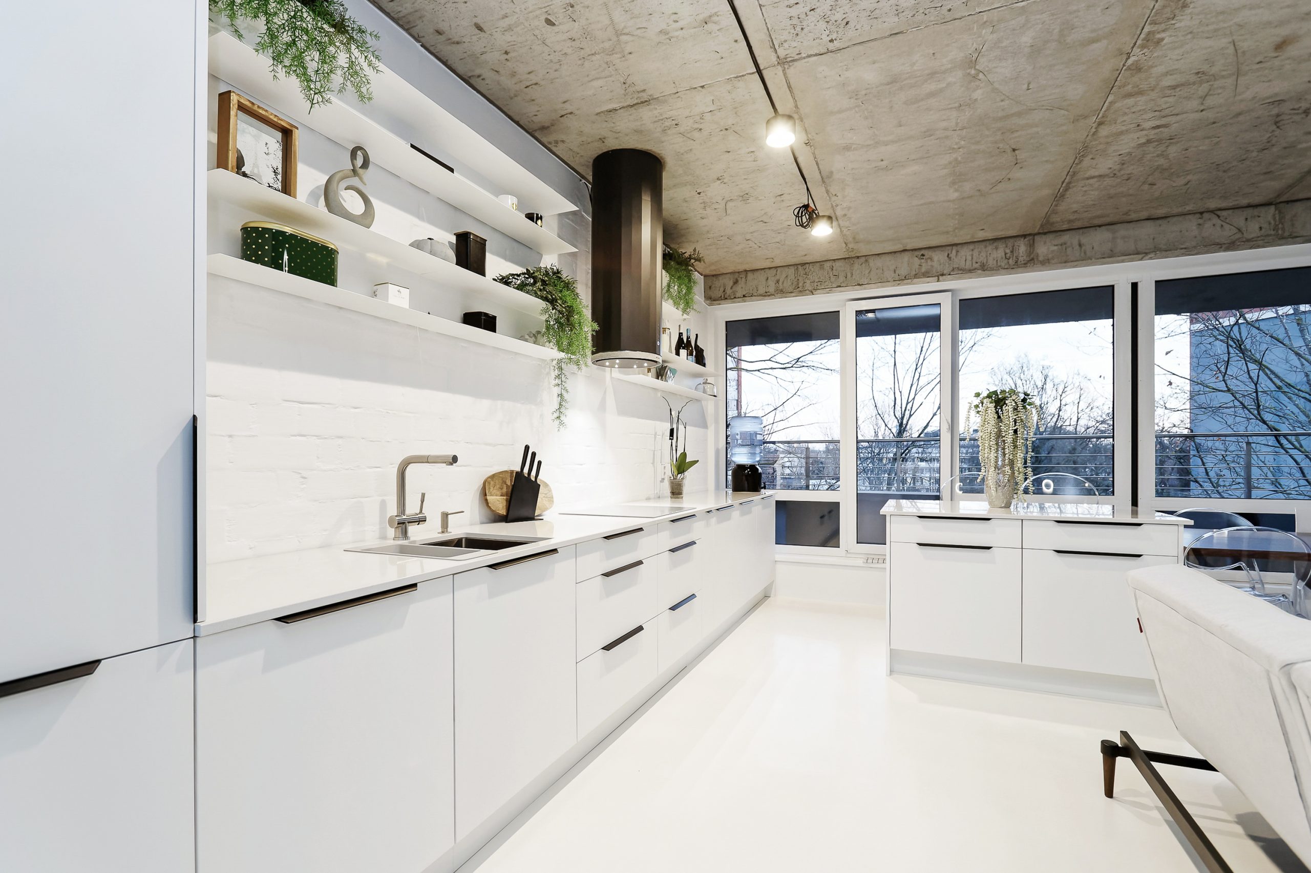 Белая кухонная мебель