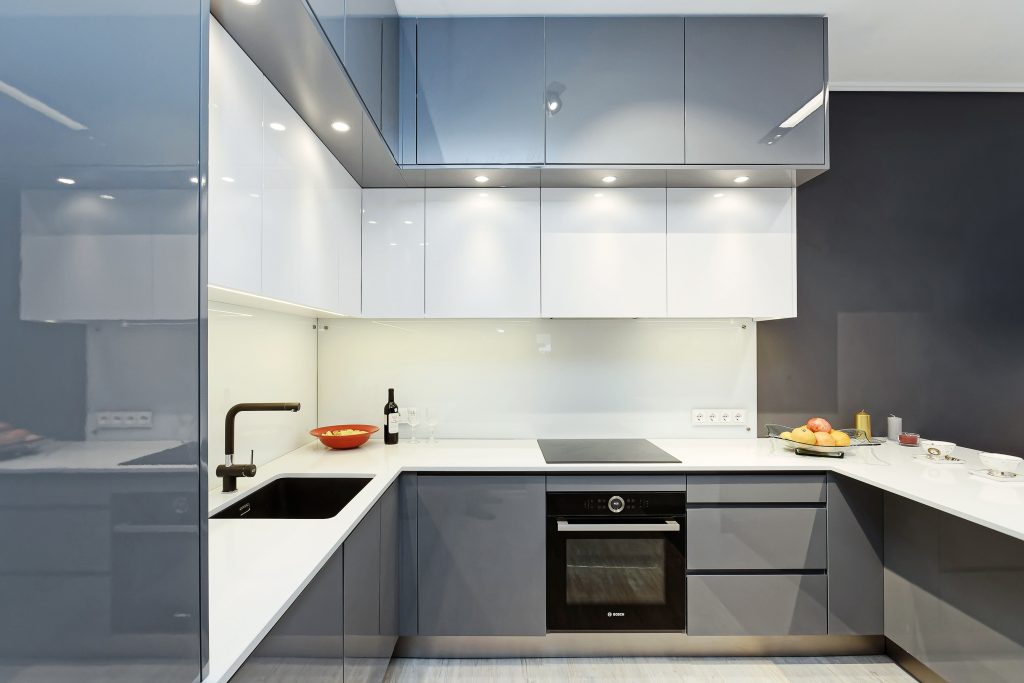 Virtuve Hi-Tech ar moderniem materiāliem un akmens virsmu