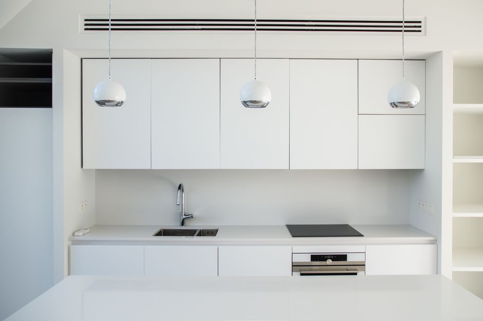 Picture of a white kitchen from the article - 3 Tips to follow to give your kitchen a feeling of spaciousness.