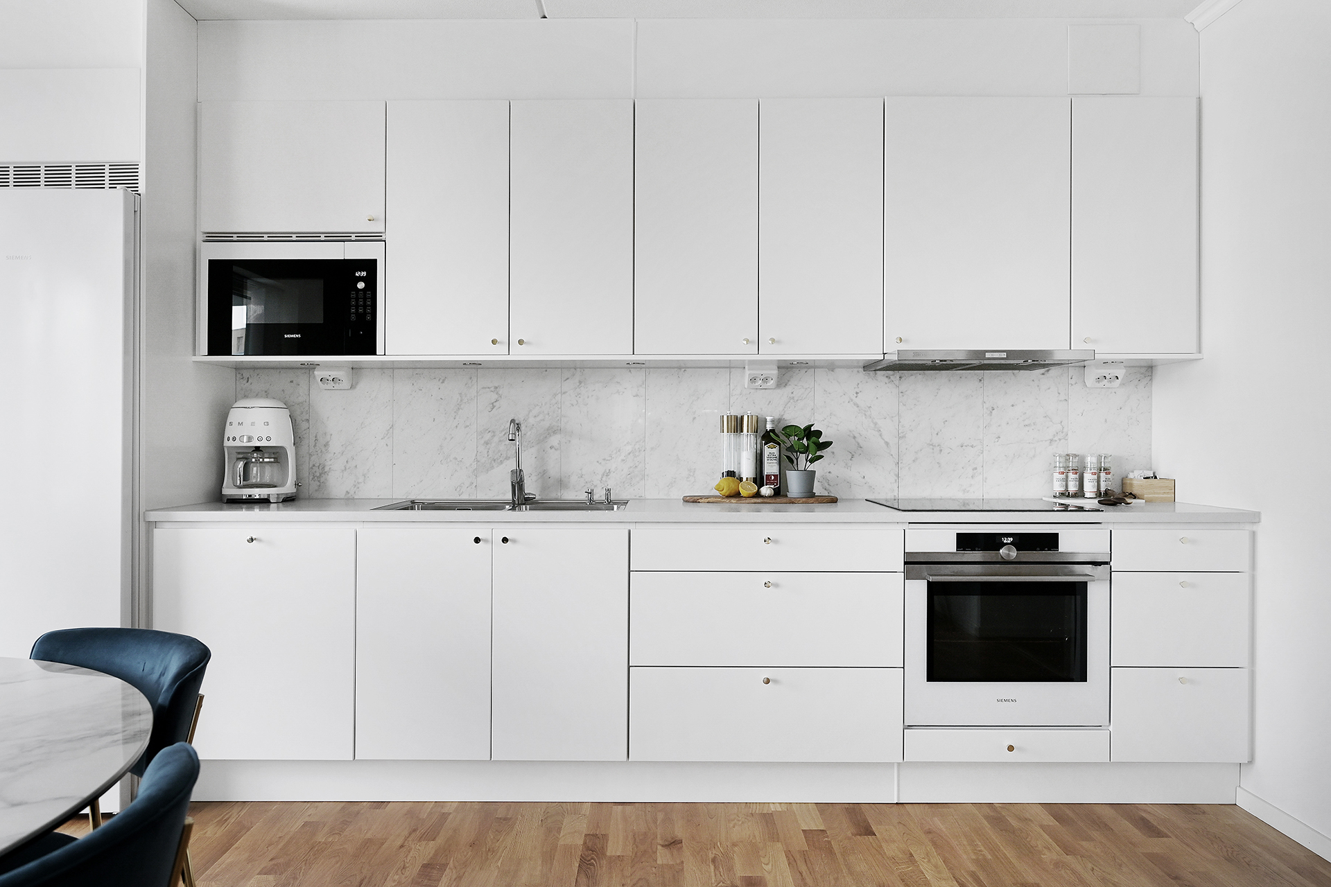 Laminate kitchen worktops in a white kitchen