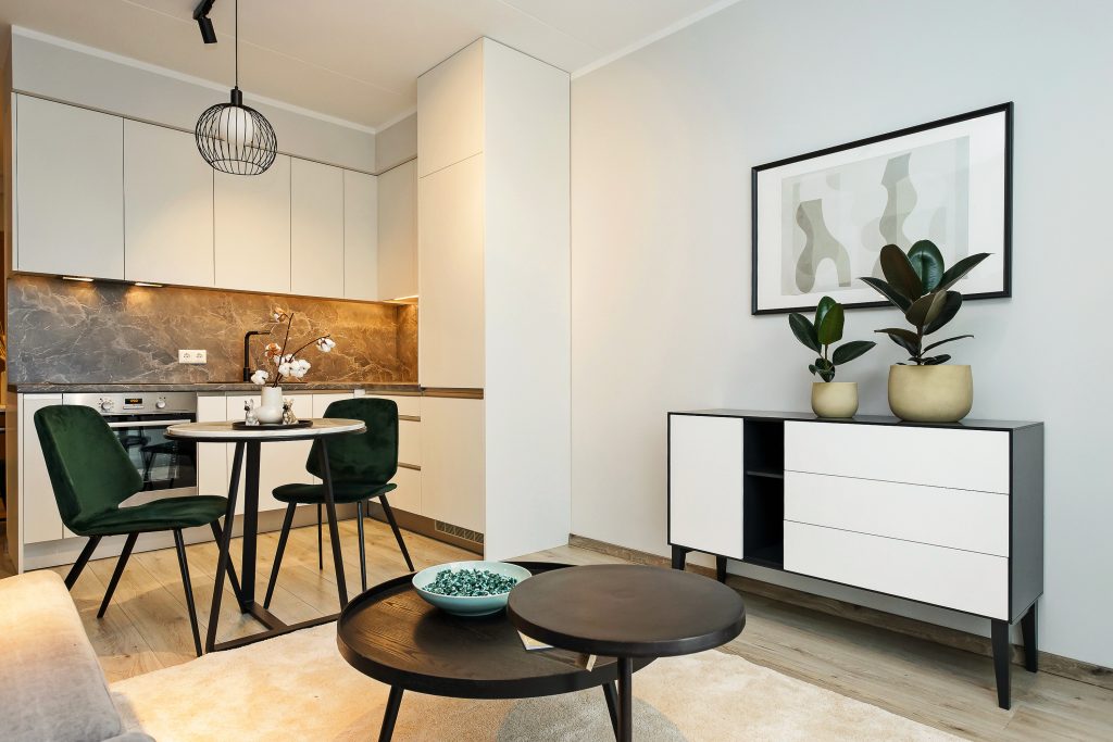 Bonavas demo dzīvoklis ar gaišām Virtuves mēbelēm un krāsainu interjera dizainu