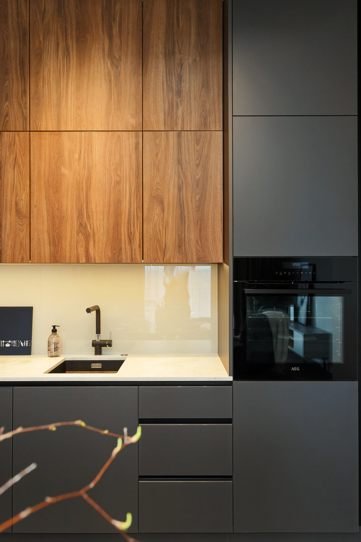 Кухонная мебель с черными фасадами и деревянным декором