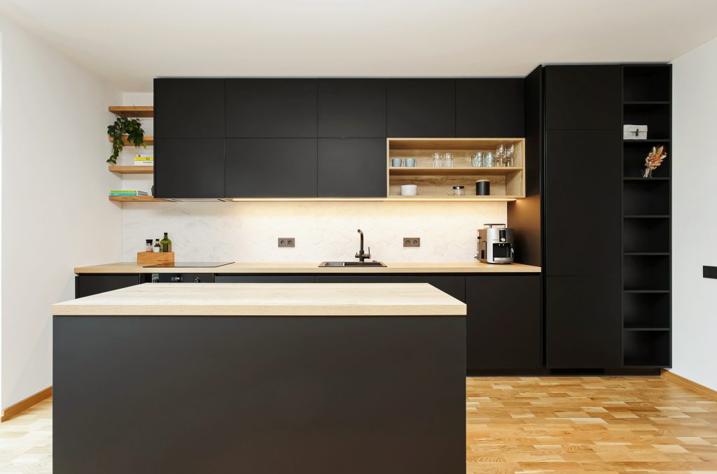 Realizēts projekts Rīgā, Čiekurkalnā: melns un drosmīgs virtuves dizains, kas kalpo kā spēcīgs akcents mierīgajā dzīvokļa interjerā