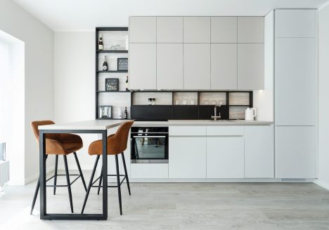 Gaišas krāsas virtuves iekārta ar matētām fasādēm