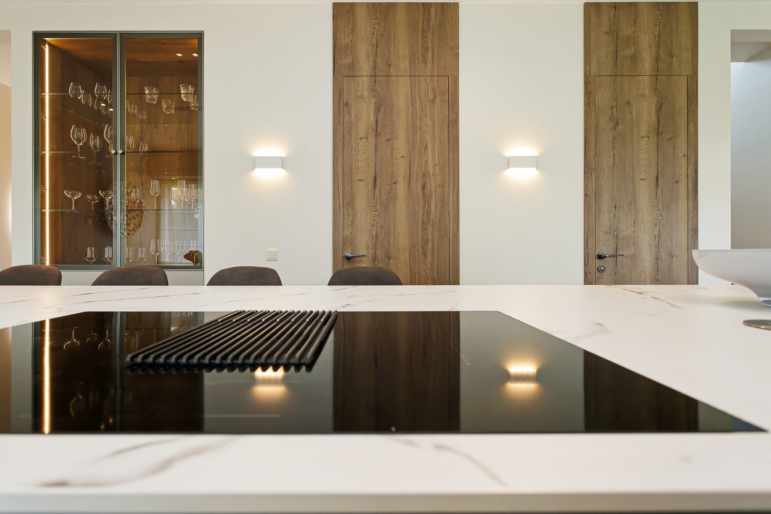 дизайнерская мебель для частного дома в Марупе в светлых тонах со встроенной плитой