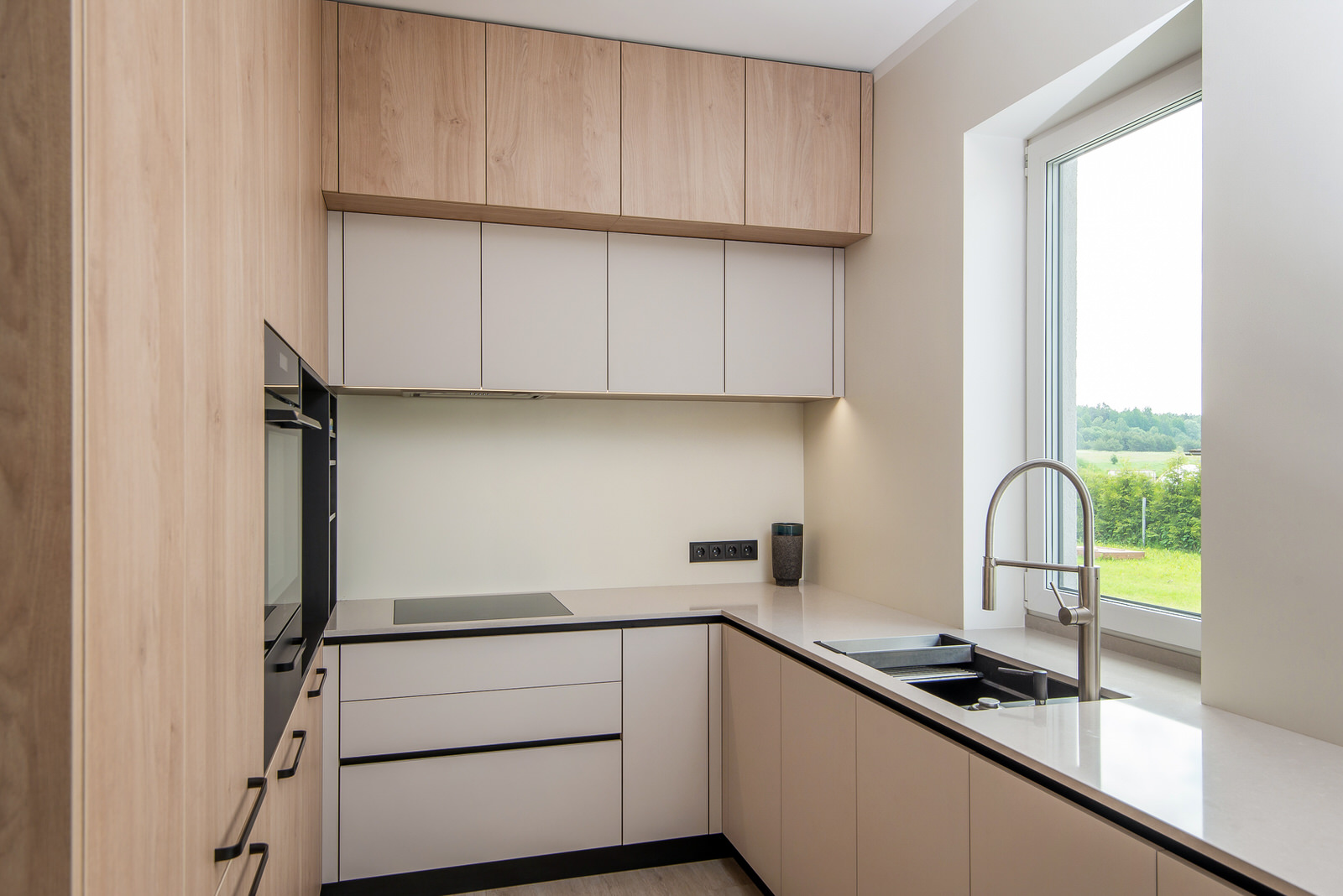 Кухня в Саласпилсе с белыми фасадами и деревянным фактурным шкафом