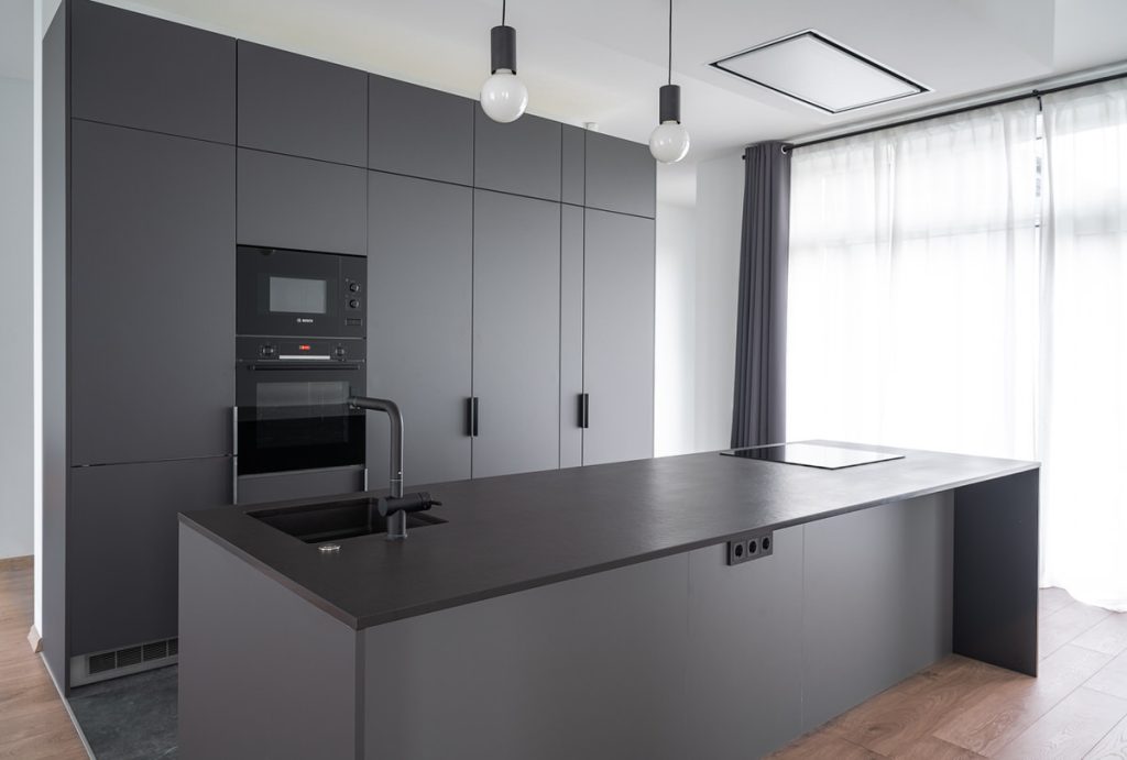 Melnas virtuves mēbeles minimālistiskā dizainā