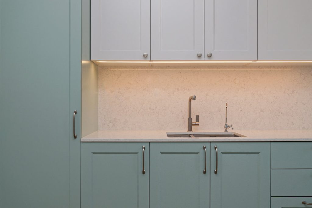 Kitchen with integrated sink and blue facades