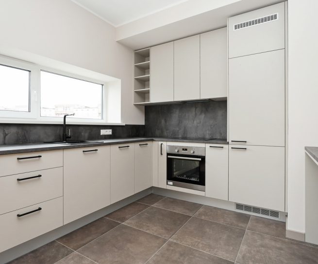 Balta virtuve ar lamināta galda virsmu