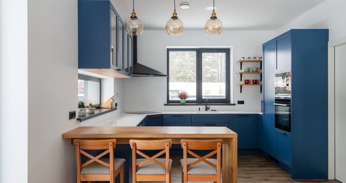 Virtuves mēbeles ar zilām fasādēm un koka salu